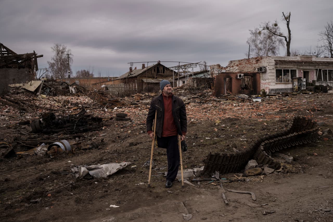Un residente de Trostianets frente a un vecindario destruido. Decenas de edificios han resultado carbonizados. 
<br>
<br>En apenas 
<a href="https://www.univision.com/noticias/mundo/un-mes-guerra-rusia-ucrania-resumen-muertos-heridos-refugiados">poco más de un mes, la guerra en Ucrania</a> hasta el momento ha desplazado a cerca de 10 millones de personas, de las cuales, casi cuatro millones han huido del país. 
<br>