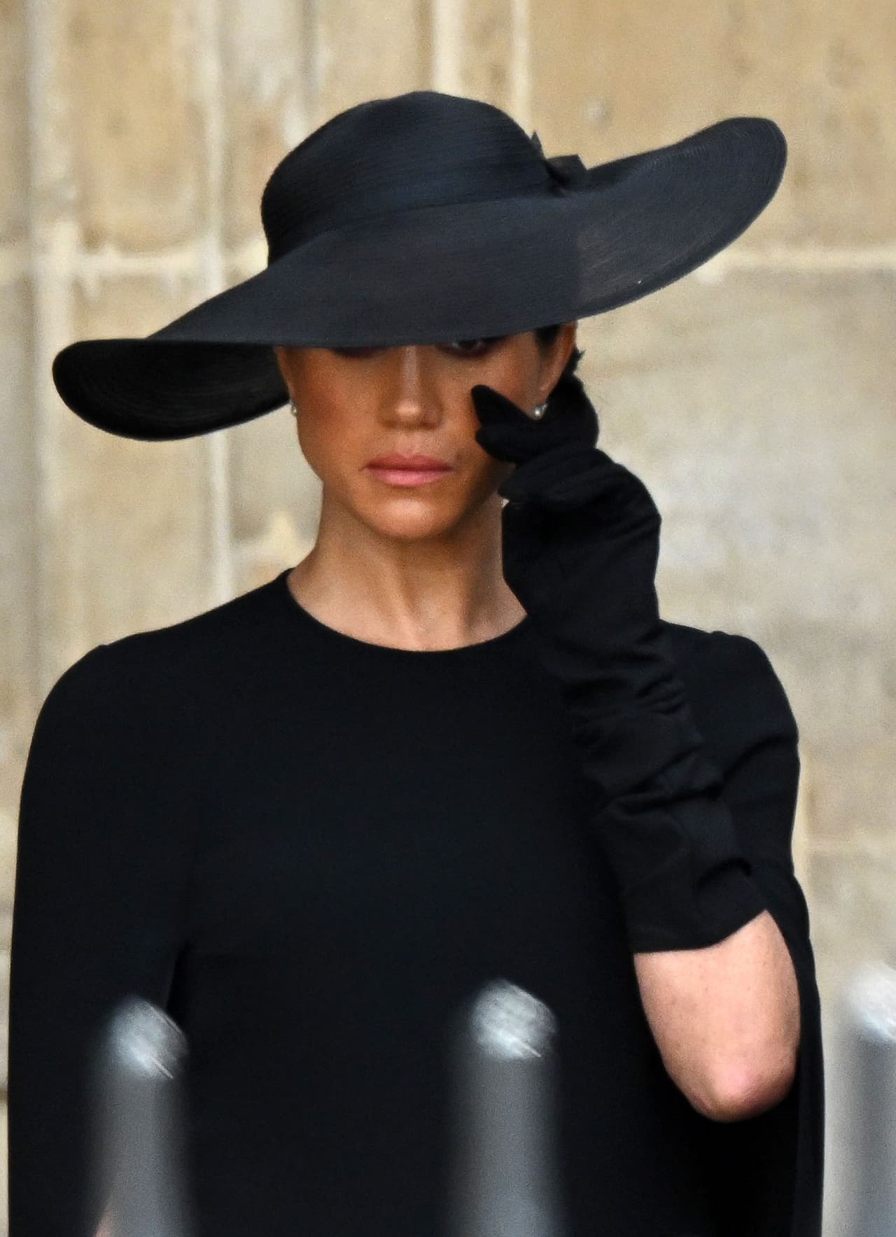Por el cariño inminente a la reina Isabel, las lágrimas de la actriz rodaron por su rostro teniendo que recurrir a los guantes para secarlas.