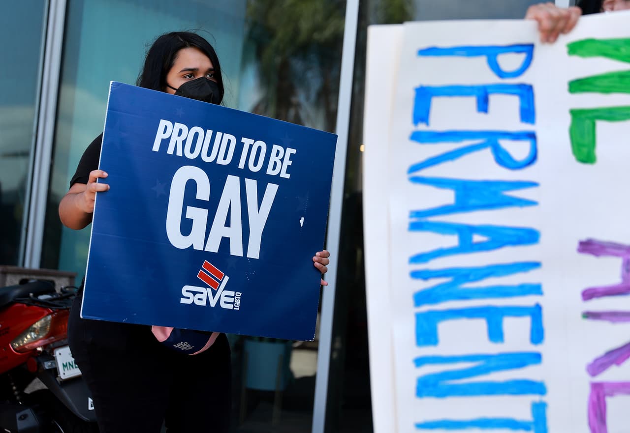 El senado de Florida aprobó el martes 8 de marzo el 
<a href="https://www.univision.com/local/miami-wltv/senado-de-florida-aprueba-proyecto-de-ley-no-digas-gay-entrara-en-vigencia-en-julio" target="_blank">proyecto de ley conocido como “No digas Gay”</a> con una votación de 22 a 17.
