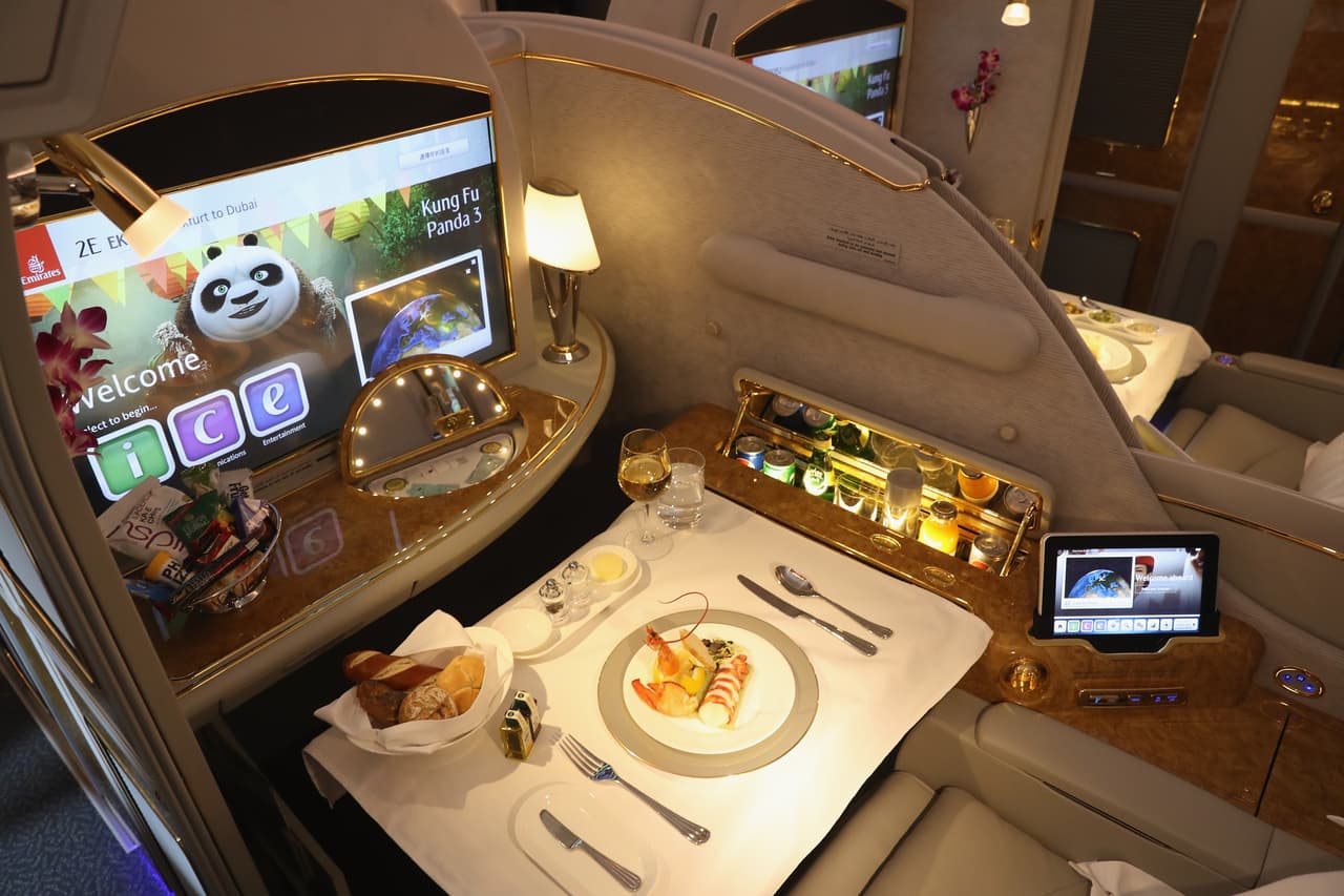 <b>Unas nueces mal servidas en primera clase (Diciembre 12 de 2014)</b>
<br>La hija del presidente de Aerolíneas Coreanas, Heather Cho, armó un tremendo escándalo cuando a bordo de un avión que había salido de Nueva York hacia Incheon, en Corea del Sur, recibió las nueces típicas de la comida de primera clase pero servidas de manera impropia. Después de hacer arrodillarse a la azafata para que le pidiera perdón, exigió que el avión regresara al aeropuerto para despedir a la aeromoza. Esta actitud le costó críticas de todo el mundo, 
<a href="https://www.nytimes.com/2014/12/13/world/asia/korean-airs-chairman-removes-daughter-from-executive-posts-after-nut-incident.html?_r=0">duros artículos en<i> The New York Times </i></a>y la pérdida de su trabajo en la aerolínea.
<br>