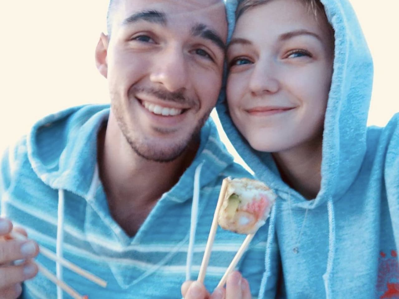 Lo que comenzó como un viaje por parques y reservas naturales de una joven pareja ha terminado en un operativo policial que ahora busca a ambos por separado: Gabby Petito, una joven 
<i>youtuber</i> de 22 años y su prometido, Brian Laundrie, de 23.