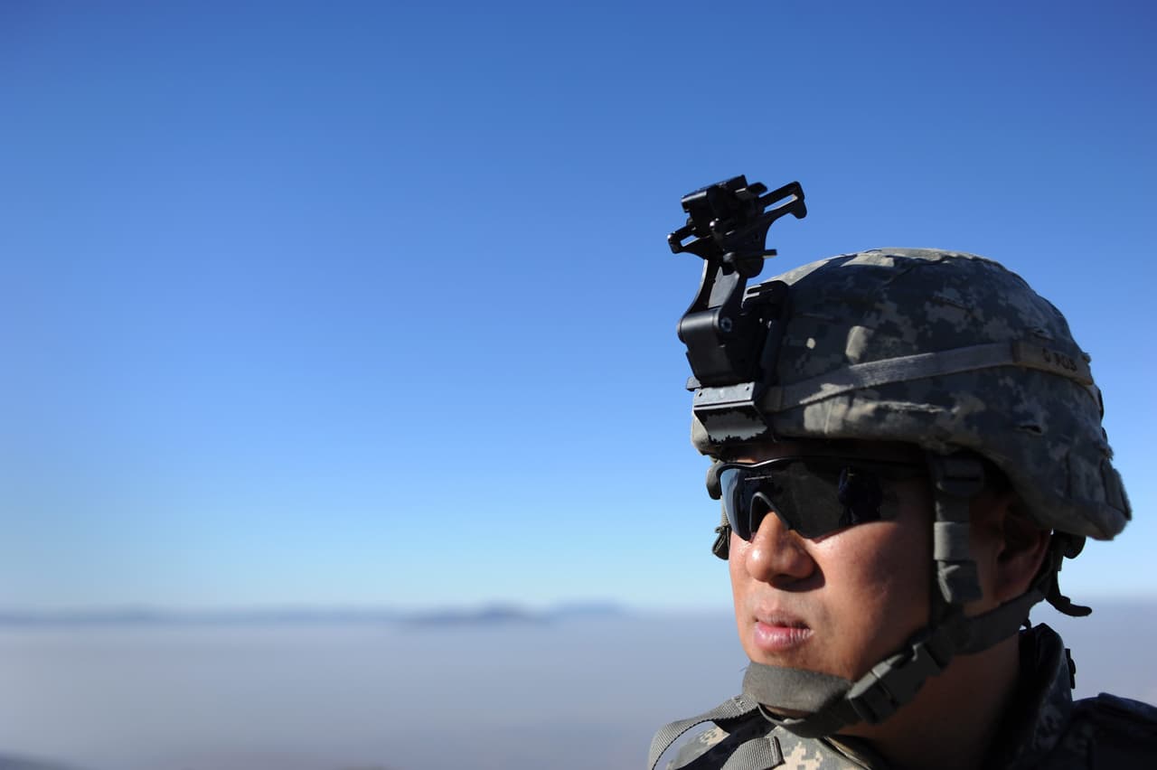 Bajo la orden de Obama. Un miembro de la Guardia Nacional de California vigila la frontera con México en septiembre de 2010, cuando el gobierno de Barack Obama decidió mandar más de un millar de agentes. En varios estados mexicanos fronterizos con Estados Unidos se vivía una guerra abierta entre cárteles de la droga. Cerca de 260 miembros de la Guardia Nacional de California vigilaron la frontera con México y asistieron a la Patrulla Fronteriza.