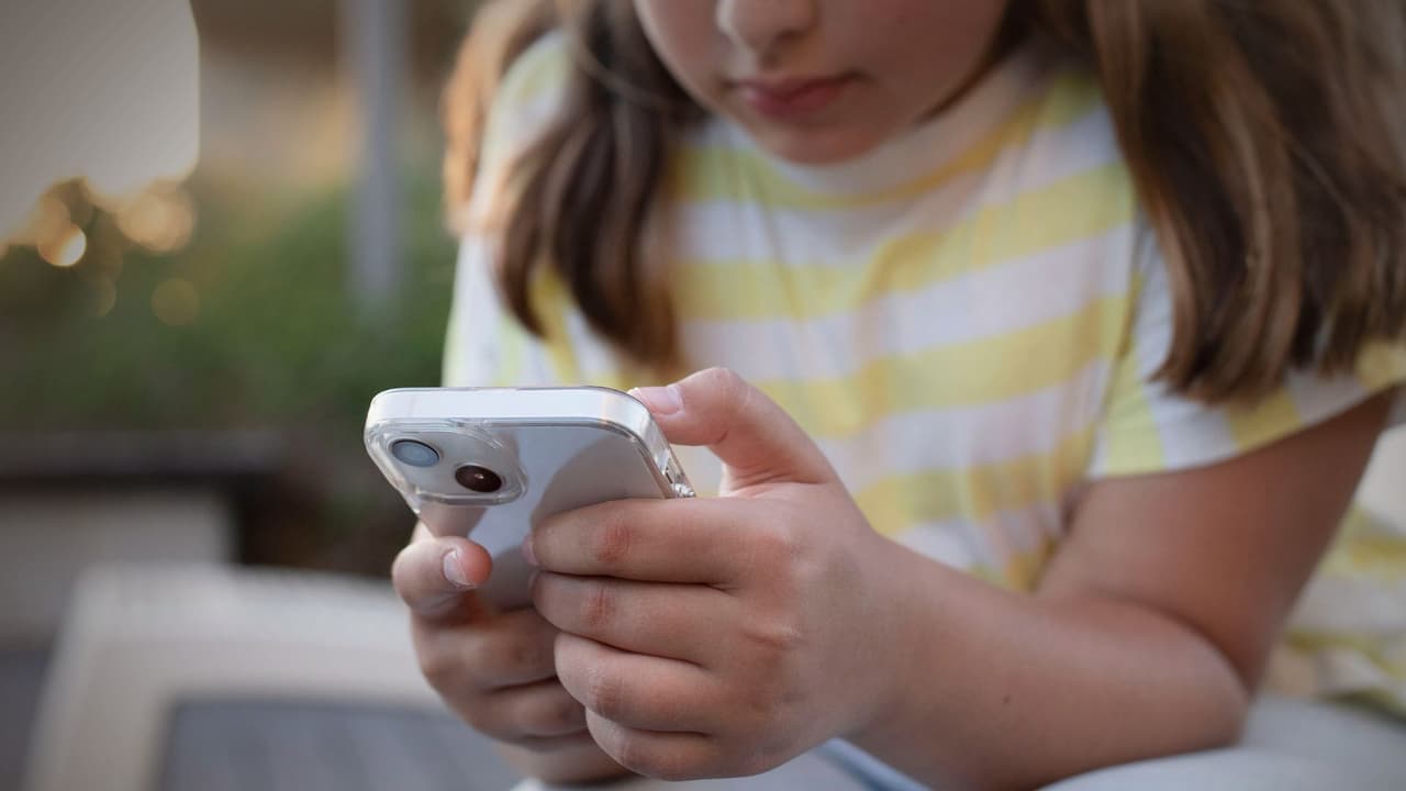 Estudio revela que dar celulares a niños antes de los 13 años puede afectar su salud mental