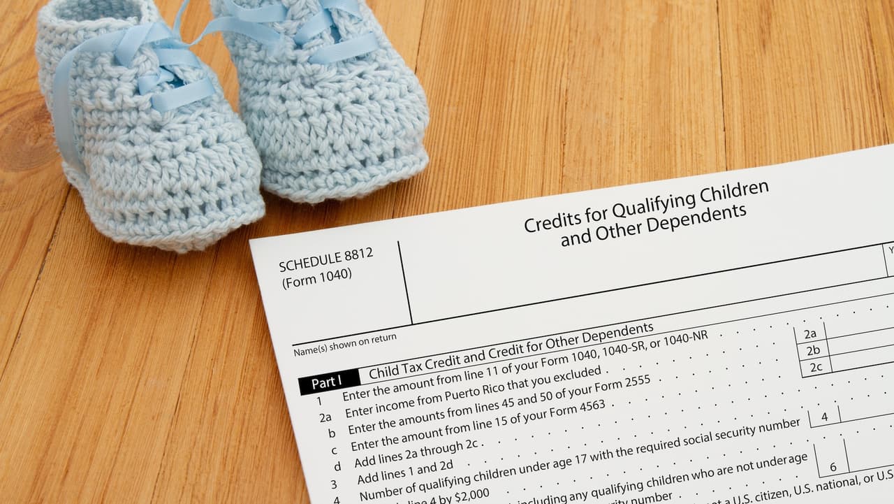 <h2 class="cms-H2-H2">Completa el formulario 1040 y el Anexo 8812</h2>
<br>
<br>Para solicitar el CTC, debes incluir la información de tus hijos en el 
<b>Formulario 1040 (SP)</b> y adjuntar el 
<a href="https://www.irs.gov/pub/irs-pdf/f1040s8s.pdf" target="_blank">Anexo 8812</a>, que te ayuda