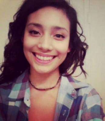 Adrienne Celeste Salinas. Esta joven e 19 años fue a una fiesta de cumpleaños en casa de unos amigos en Tempe, Arizona, el 14 de junio de 2013. 
<br>
<br>Durante la madrugada siguiente se fue del lugar y chocó su automóvil cerca de su apartamento. Se cree que entró a su vivienda sin ser vista, se cambió de ropa y llamó a un taxi.
<br>
<br>Alrededor de las 5:00 am ella le envió un mensaje de texto a su novio para avisarle que se dirigía a su casa. Le dijo que un taxista la recogería en una tienda de conveniencia cerca de su apartamento. 
<br>
<br>Pero el taxista dijo a los investigadores que llegó al lugar y jamás pudo localizarla. La joven dejó de contestar el teléfono. El 16 de junio reportaron su desaparición. Tres semanas después su cadáver fue localizado en una cuenca detrás de una residencia en Apache Junction, Arizona.
<br>
<br>Hay una recompensa de 20,000 dólares para quien ayude a resolver esta “muerte sospechosa”.