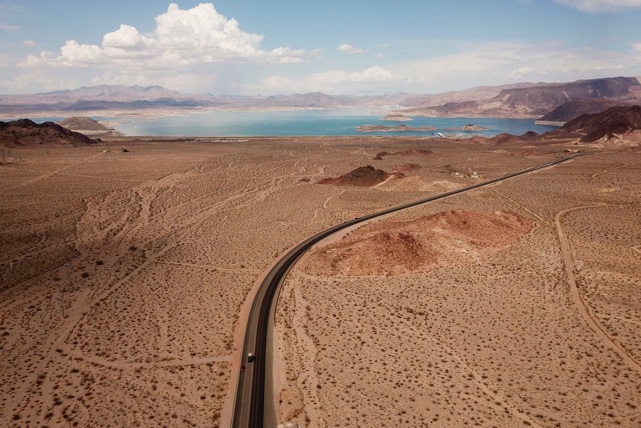 El embalse del lago Mead se ha mantenido por debajo de su capacidad máxima desde 1983 debido al aumento de la demanda de agua y las condiciones de sequía. que se espera que continúen.