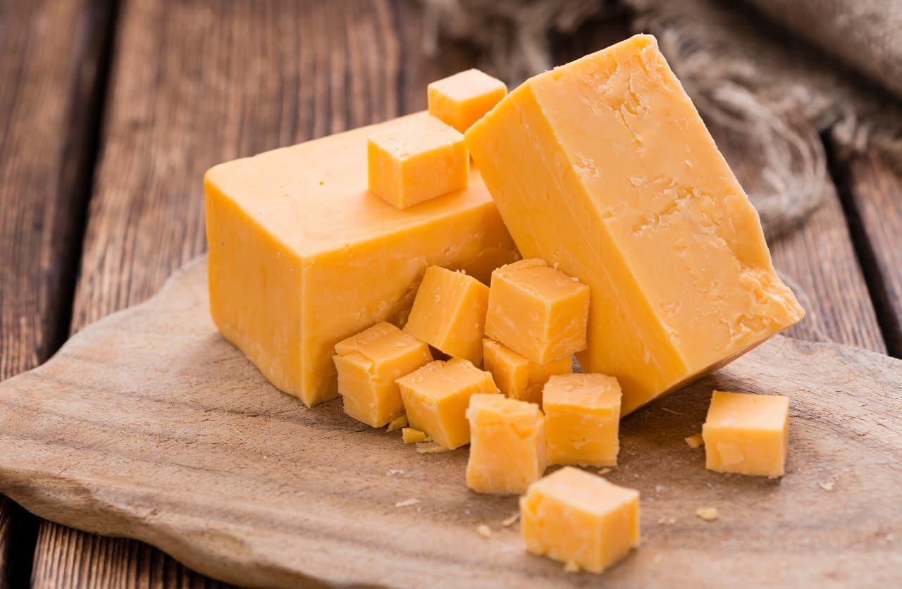 <b>Puesto 5. Queso. </b>
<br>
<br>Un kilo de queso genera 9.8 kg de gases de efecto invernadero. "Nuestra lista hizo un promedio de varios quesos comunes", explicó Bergen. “Los quesos que requieren transporte refrigerado o llegan desde el extranjero tienden a tener un mayor impacto en el clima”, agregó.
<br>