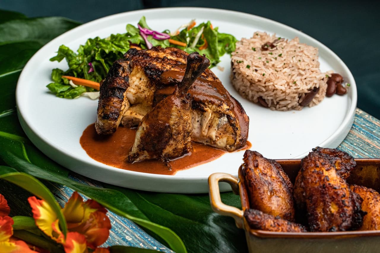 Así es el jerk chicken que comerás en Kokomo.