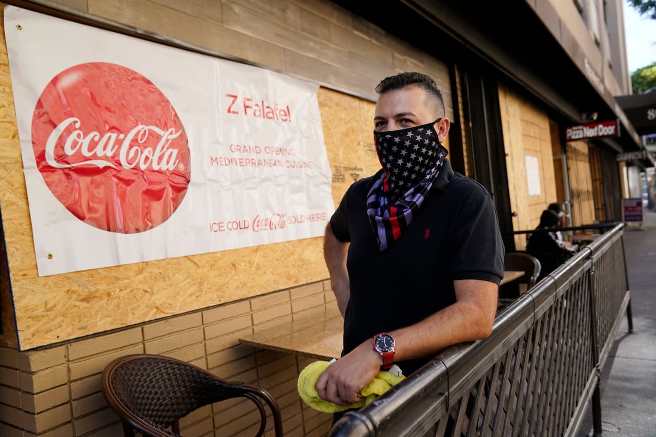 En Los Ángeles, tiendas, bancos y hasta edificios amanecieron cubiertos con tablas el 3 de noviembre. Esto como medidas preventivas antes posibles brotes de violencia tras los cierres de los centros de votación, tres días más tarde y pese al triunfo de Joe Biden los establecimientos permanecen protegidos y en algunos casos doblemente custodiados.