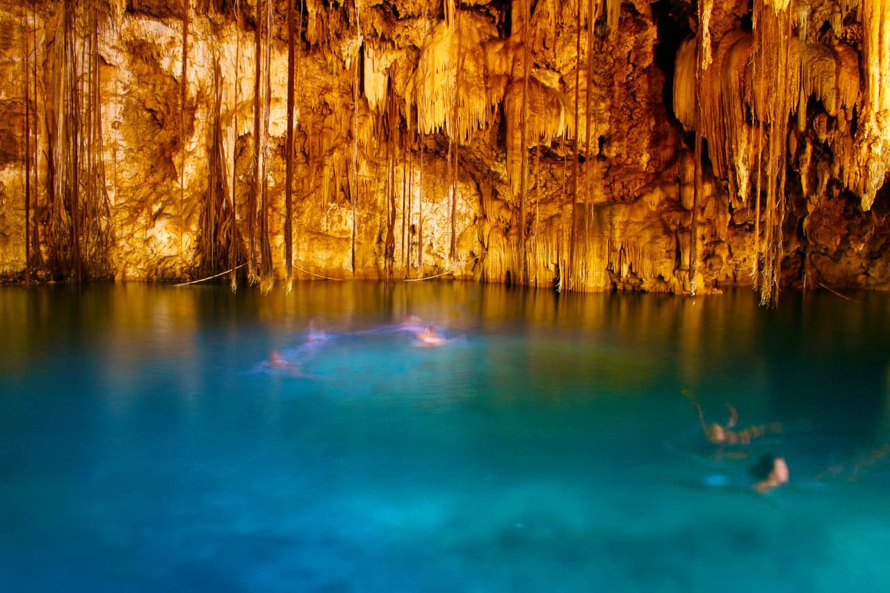El agua del cenote Ik-kil está a 26 m por debajo del nivel del suelo. Su diámetro es de cerca de 60 m.