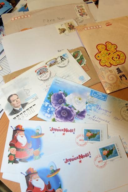 Así, fue representado varias veces como viajero desde el Polo Norte, que simpatizaba mucho con los niños y sus padres, lo que lo hizo más querido. Cuando la tecnología permitió que esos dibujos llegaran a muchas más personas, esta imagen se propagó por tiendas de todo el país, en postales navideñas con su abrigo de color rojo intenso, las cuales estaban muy presentes en todas las festividades y se regalaban a los niños para promocionar la compra de juguetes.