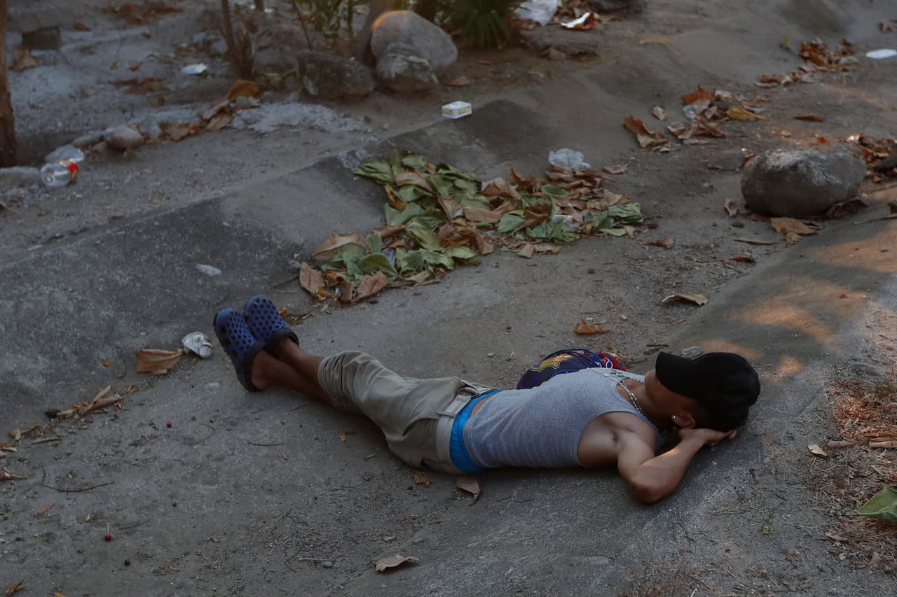Un migrante centroamericano descansa en la carretera cerca de Pijijiapan este lunes 22 de abril. Alrededor de 20,000 personas viven en Mapastepec, 
<b>la sede de un municipio del mismo nombre donde los niveles de pobreza fueron ligeramente más altos que el promedio estatal en 2015.</b>