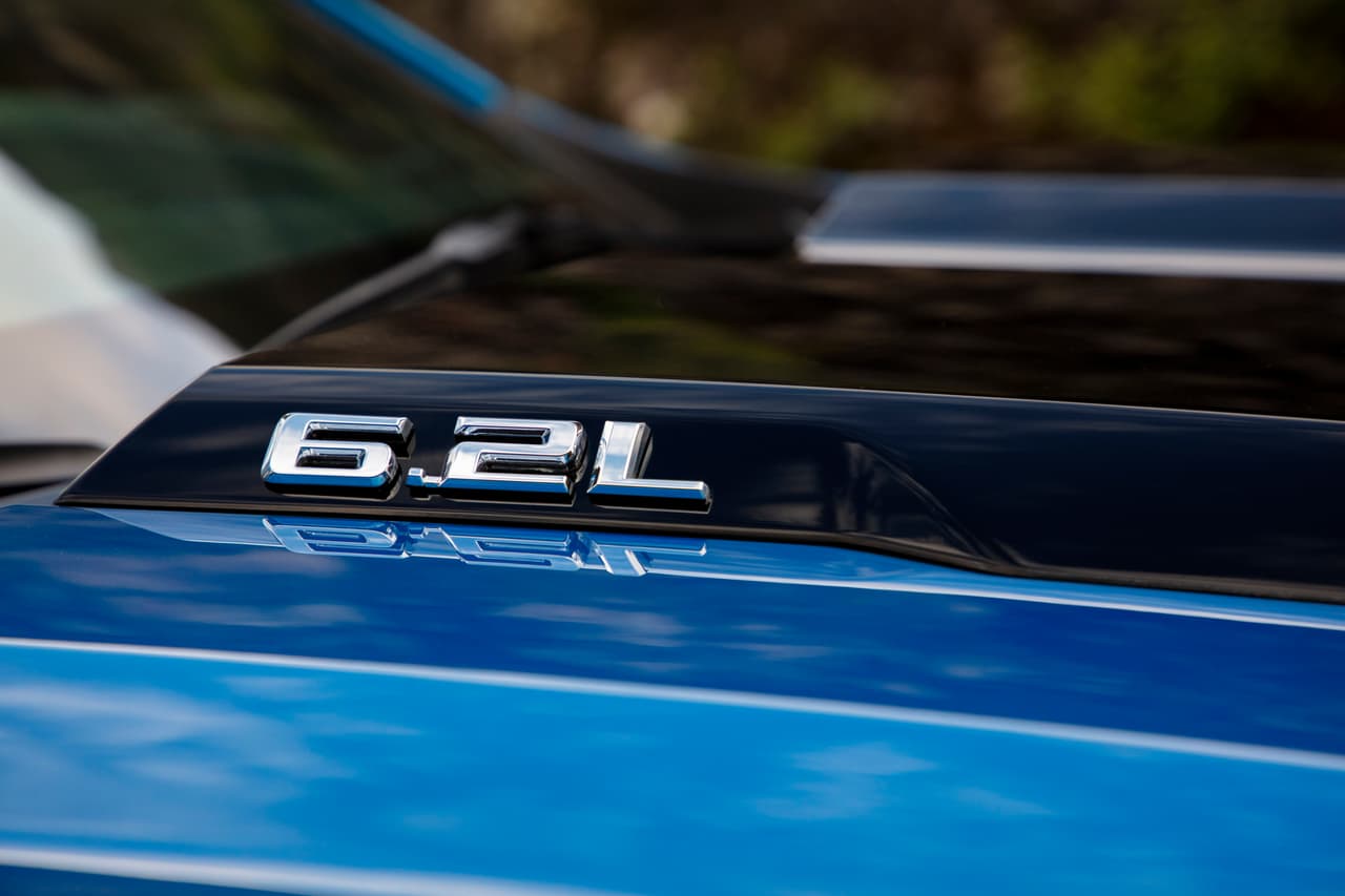 Su motor es un V8 atmosférico de 6.2 litros con la capacidad de producir 420 caballos de fuerza a 5,600 rpm y 460 lb-pie de torque a 4,100 rpm, asociado a una transmisión automática de 10 velocidades.
