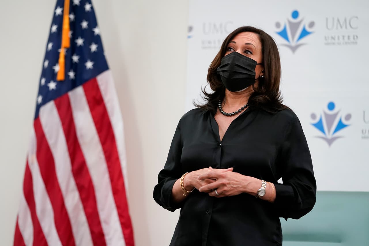“Se trata literalmente de salvar vidas. Confío en los científicos. Y son los científicos quienes crearon y aprobaron esta vacuna. Así que insto a todos, cuando sea su turno, a vacunarse”, enfatizó la vicepresidenta electa.
<br>
