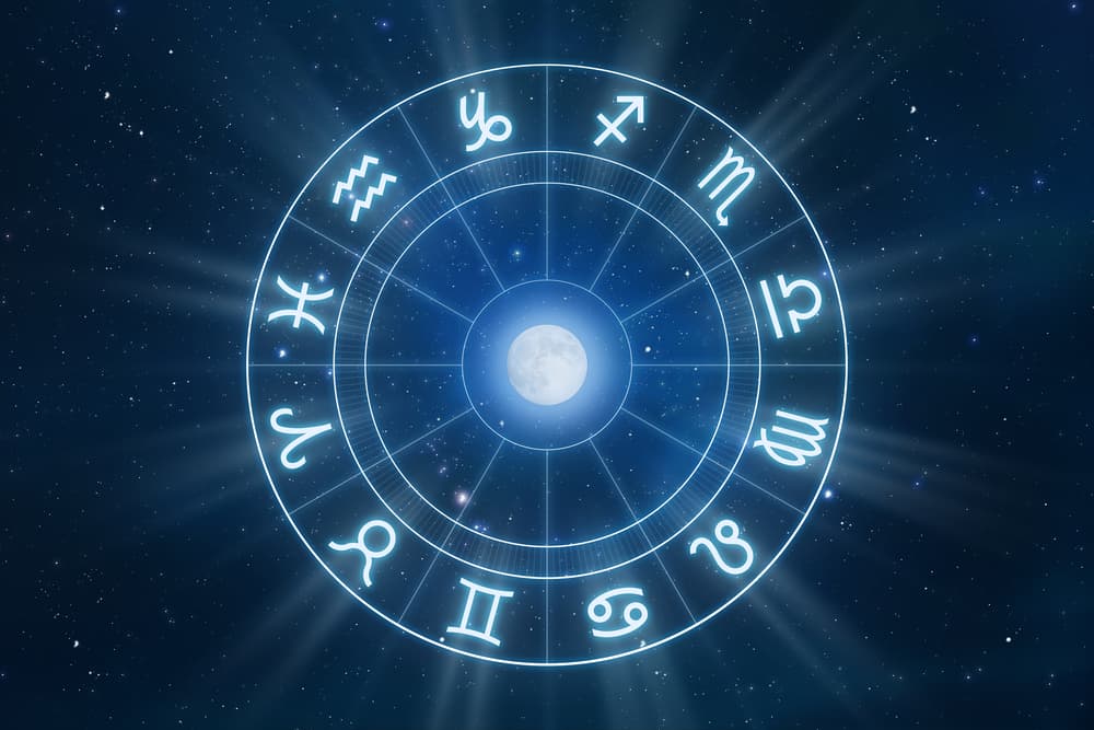 En muchos casos, los demás nos reconocen más por las cualidades del signo del ascendente que por las características del signo solar. Esto explica por qué muchas personas dicen “ soy Aries, pero me siento más cómo si fuera Piscis o el horóscopo de tal signo se me da más que el mío”, en ese caso hay una fuerte acción del ascendente en su Carta Natal.
<br>