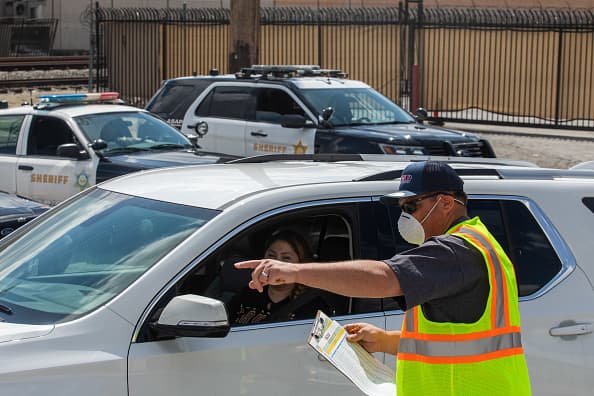 Y para que las reglas se cumplan, agentes del orden público como la 
<a href="https://www.univision.com/local/los-angeles-kmex/cual-sera-el-papel-de-la-policia-en-medio-de-la-cuarentena-anunciada-para-los-angeles-video">Policía de Los Ángeles</a> y el Departamento del Alguacil estarán custodiando los almacenes con mayor demanda.