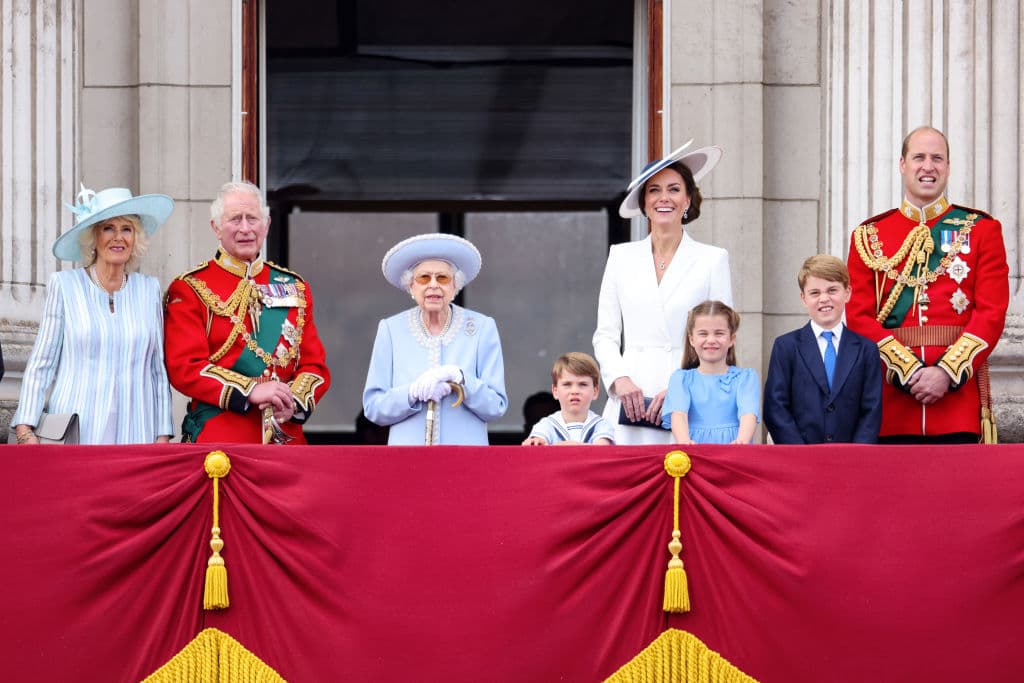 <b>Las ausencias en el Jubileo. </b>La reina se perdió algunos de los principales eventos con que se celebró el Jubileo de Platino, 
<a href="https://www.univision.com/noticias/mundo/reina-isabel-vida-fotos-fotos">sus 70 años en el trono.</a> Solo hizo dos apariciones. En junio tampoco estuvo el Derby de Epson, una carrera de caballos famosa por las pamelas y tocados que usan las mujeres.