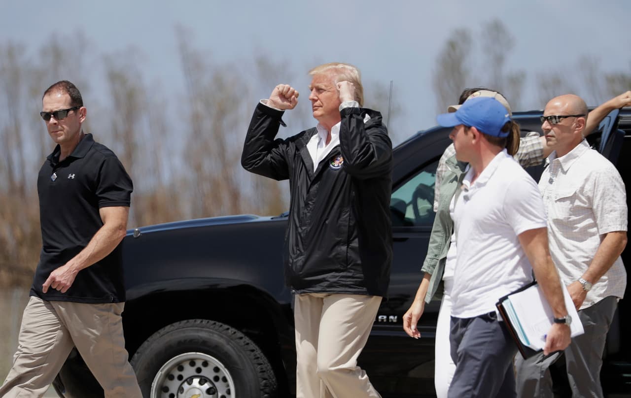 Sobre los rescatistas, Trump comentó que “nunca he visto personas trabajar tan duro en mi vida”.
<br>