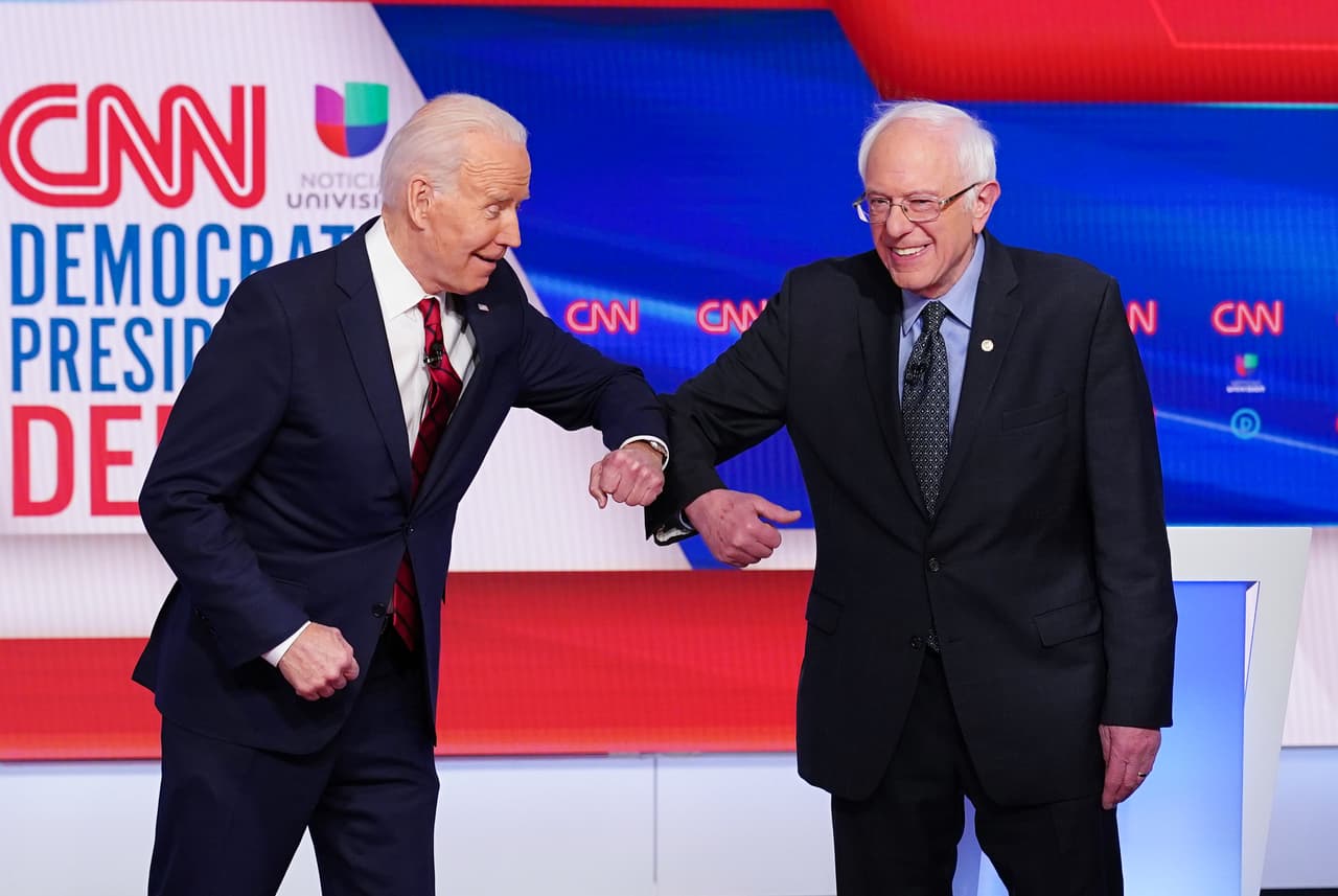 <b>El saludo de codo entre joe Biden y Bernie Sanders (15 de marzo). </b>La pandemia comenzaba a ser el tema principal en el país, luego de que a finales de febrero se conocieran los primeros casos de covid-19 y el presidente Trump anunciara un grupo de trabajo para atender la enfermedad. 
<a href="https://www.univision.com/noticias/elecciones-en-eeuu-2020/coronavirus-inmigracion-y-una-mujer-para-vicepresidenta-puntos-del-primer-debate-real-entre-biden-y-sanders"><u>El debate presidencial demócrata organizado por Univisión Noticias y CNN fue trasladado de Arizona a Washington</u></a> por medidas de seguridad. La futura crisis por el coronavirus fue uno de los temas principales tratados por los dos que quedaban en la contienda por la nominación demócrata.