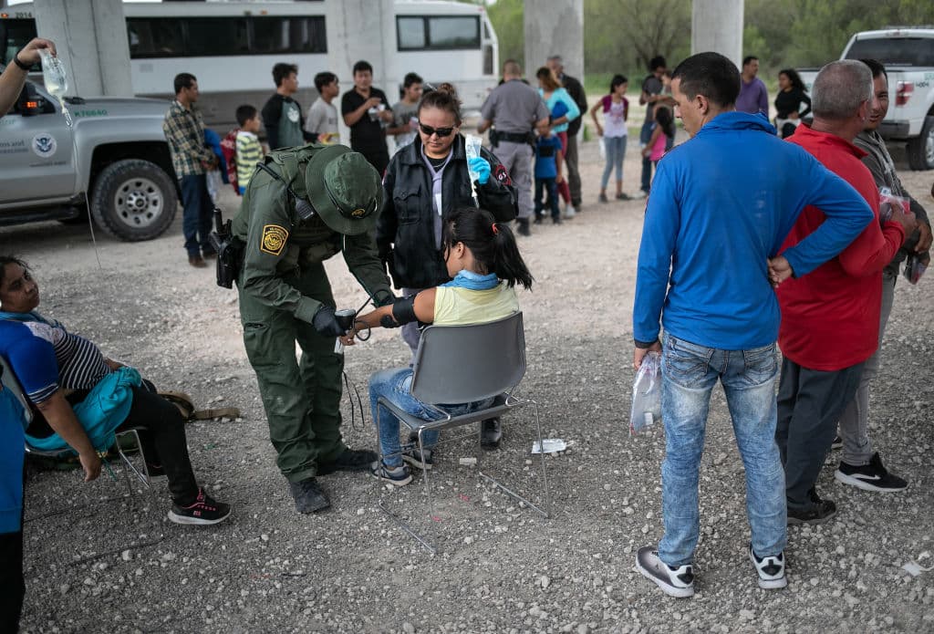 <b>6. McAllen, Texas</b>. En la imagen se puede ver cómo un médico de la patrulla migratoria trata a una migrante exhausta por el calor.