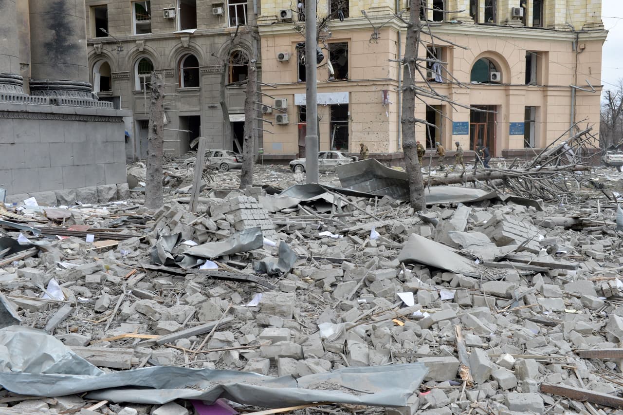 El alto representante de la Unión Europea para Asuntos Exteriores, Josep Borrell, afirmó este martes que el bombardeo del lunes por parte de Rusia contra infraestructuras civiles en la ciudad ucraniana de Járkov “viola las leyes de la guerra”.
<br>
<br>Borrel se expresó en ese sentido tras hablar con el ministro de Relaciones Exteriores de Ucrania, Dmitro Kuleba. 
<b>"El bombardeo contra infraestructura civil ayer en Járkov viola las leyes de la guerra. </b>La UE permanece firme al lado de Ucrania en estos momentos dramáticos”, escribió Borrell en su perfil de la red social Twitter.