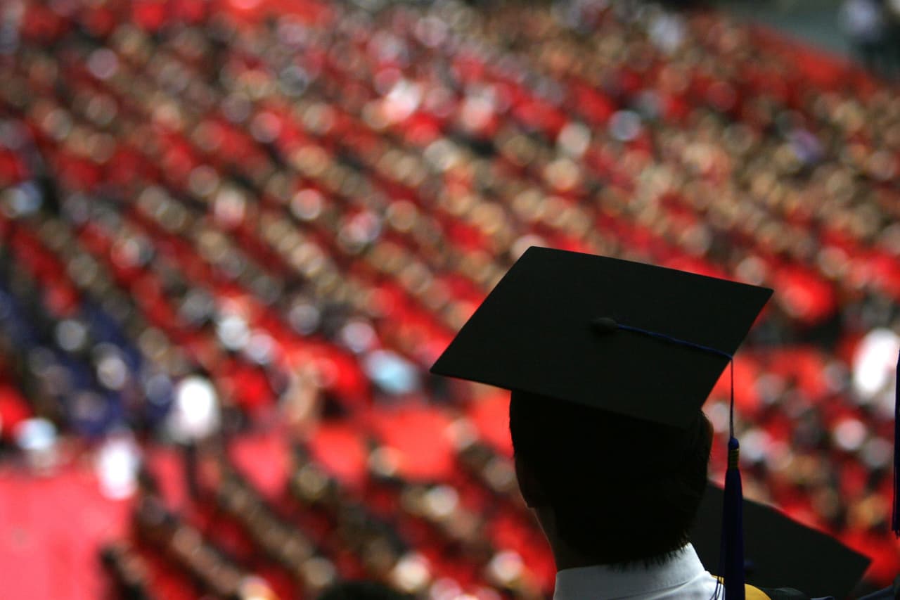 Nueva regla amenaza con dejar a miles de estudiantes extranjeros sin beneficios migratorios