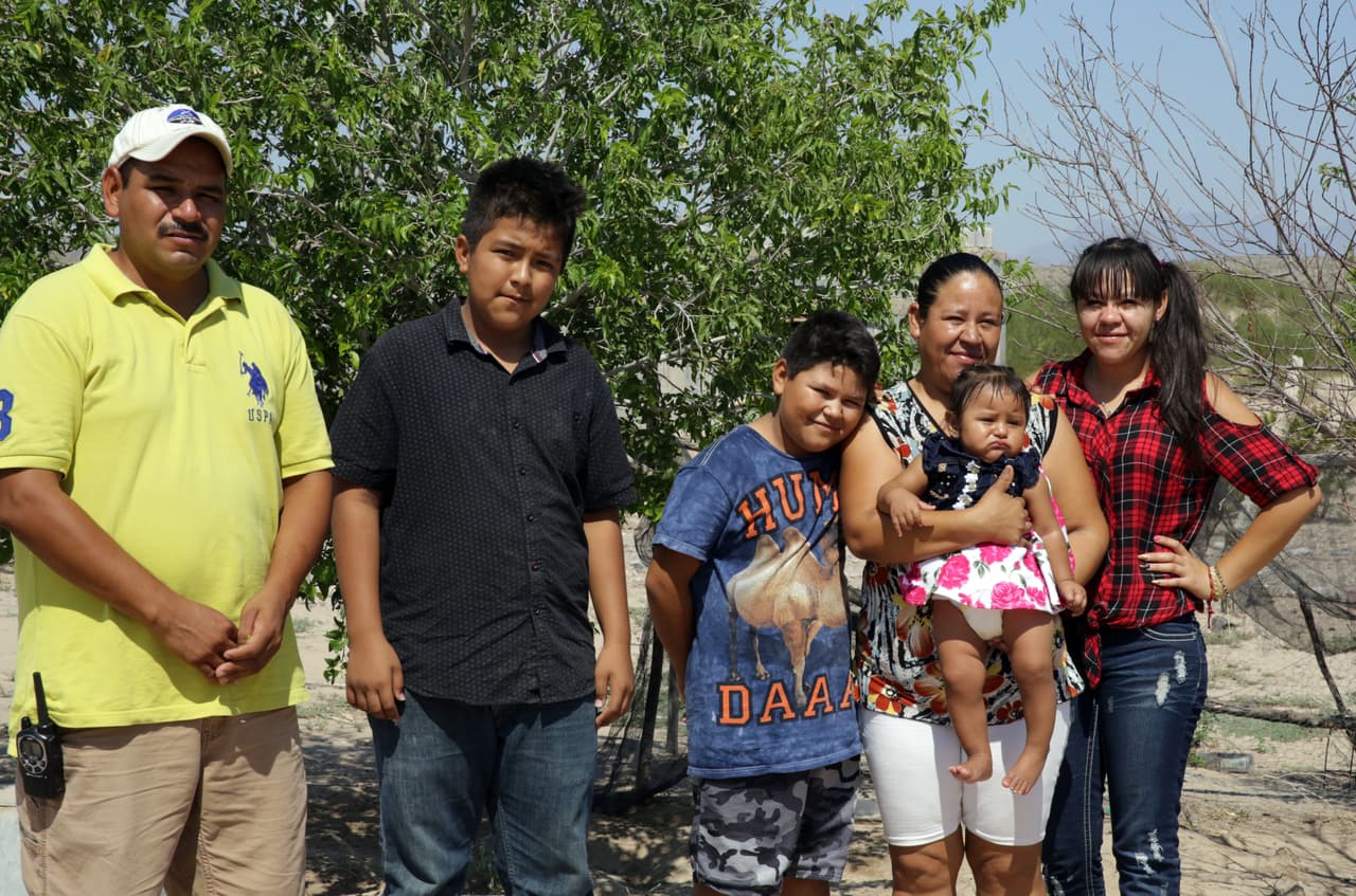 <b>Lucía Orozco Ureste, 38 años, y familia. Boquillas del Carmen.</b> Lucía, su esposo y sus cuatro hijos viven en el remoto pueblo de Boquillas del Carmen, en Coahuila. Como viven en las afueras tuvieron que comprar sus propias celdas solares para poder encender un ventilador y tener un poco de luz por la noche. Tampoco tienen agua corriente, la toman del río. “Nosotros compramos nuestros paneles solares porque el gobierno no nos los dio (...) porque es una zona de riesgo”.
