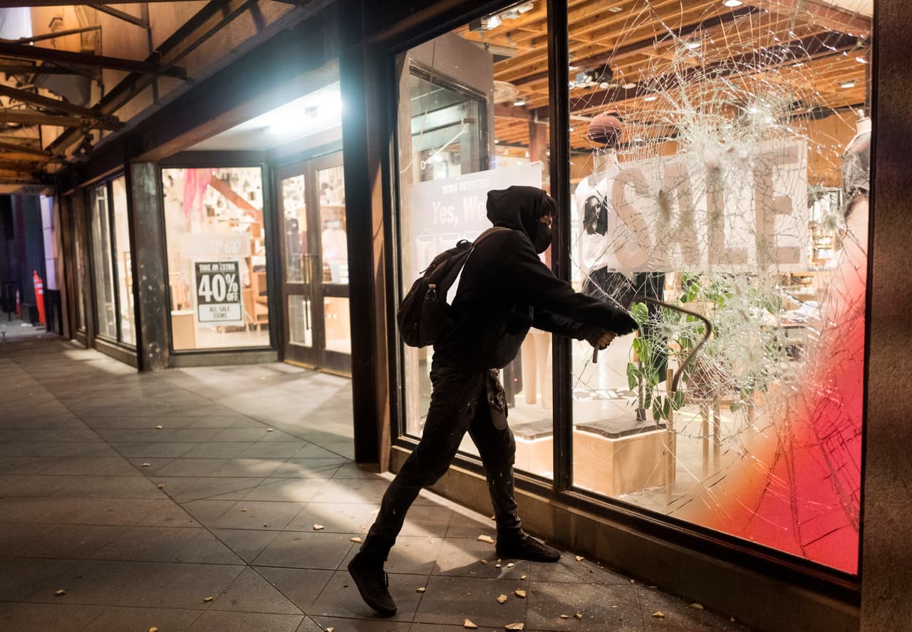 Mientras tanto algunas personas vandalizaron nogocios de la zona.