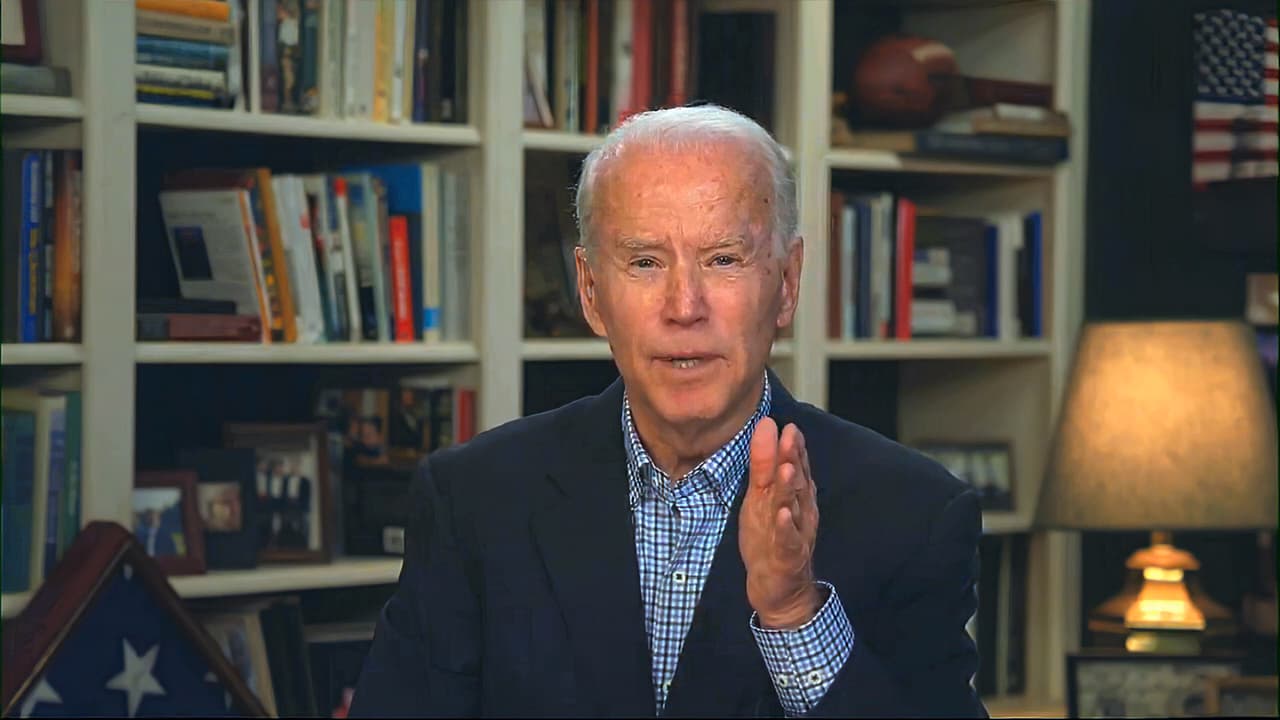 En esta imagen distribuida por la campaña presidencial de Biden, el candidato presidencial demócrata Joe Biden habla en una conferencia de prensa virtual, miércoles 25 de marzo de 2020. (Biden for President via AP)