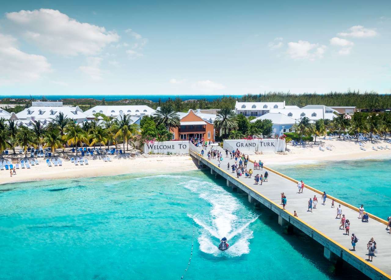 <b>Turcos y Caicos</b>. Este territorio británico en el Caribe reabrirá los viajes internacionales el 22 de julio. El centro de cruceros de la isla Gran Turco permanecerá cerrado hasta el 31 de agosto. A principios de junio las islas permitieron la reapertura de negocios minoristas y se espera que los restaurantes abran el 6 de julio.