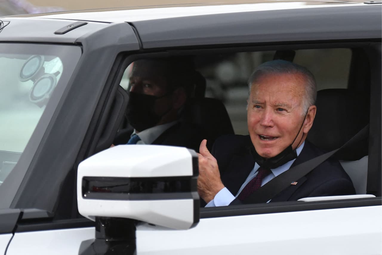 <b>El presidente de la energía limpia</b>
<br>
<br>Biden al volante de una camioneta Hummer totalmente eléctrica en una planta de General Motors en Detroit, dos días antes de cumplir sus 79. En un breve recorrido
<a href="https://www.univision.com/noticias/con-un-chirrido-de-neumaticos-biden-condujo-una-hummer-electrica-video"> <u>que incluyó un chirrido de neumáticos</u></a>, el mandatario mostró sus reflejos al manejar. 
<br>
<br>A diferencia de su predecesor, Biden cree que el cambio climático es “
<a href="https://www.univision.com/noticias/politica/100-dias-de-biden-y-sus-promesas-para-el-cambio-climatico"><u>la crisis existencial de nuestro tiempo</u></a>” y por eso 
<a href="https://www.univision.com/noticias/elecciones-en-eeuu-2020/eeuu-abandona-oficialmente-el-acuerdo-de-paris-el-gran-pacto-contra-el-calentamiento-global-en-el-que-estan-presentes-todos-los-grandes-paises">reintrodujo a Estados Unidos en el Acuerdo de París</a>, el gran pacto contra el calentamiento global del que Donald Trump lo había retirado. También llegó con China a un acuerdo
<a href="https://www.univision.com/noticias/mundo/china-estados-unidos-trabajaran-conjunto-reducir-calentamiento-global"><u> bilateral para reducir las emisiones</u></a> de gases de efecto invernadero.