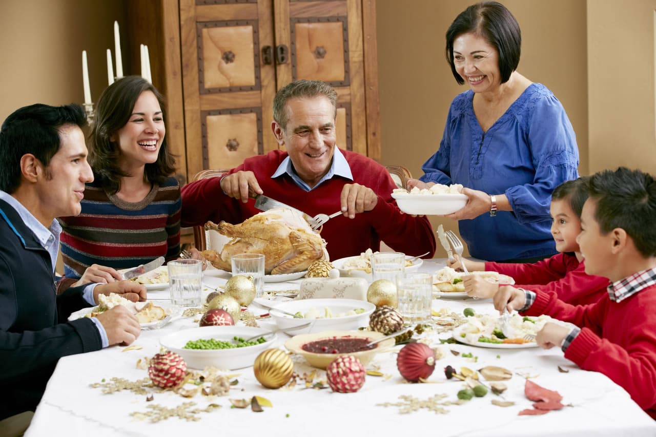 <b>Respeta los horarios de tus comidas:</b> Diversos especialistas en nutrición recomiendan mantener una regularidad en los horarios de las comidas, ya que se acostumbra el estómago y los procesos de digestión.
<br>