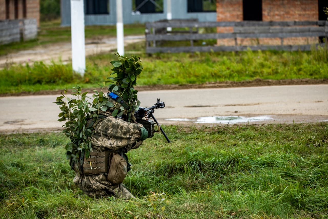 Un soldado ucraniano ataca una aldea simulada durante el entrenamiento en los ejercicios Rapid Trident en una base militar cerca de Yavoriv, en el oeste de Ucrania, en 2021. Las unidades ucranianas también participaron en simulaciones de campo de batalla a gran escala en el Centro de Entrenamiento Multinacional Conjunto en Hohenfels, Alemania.