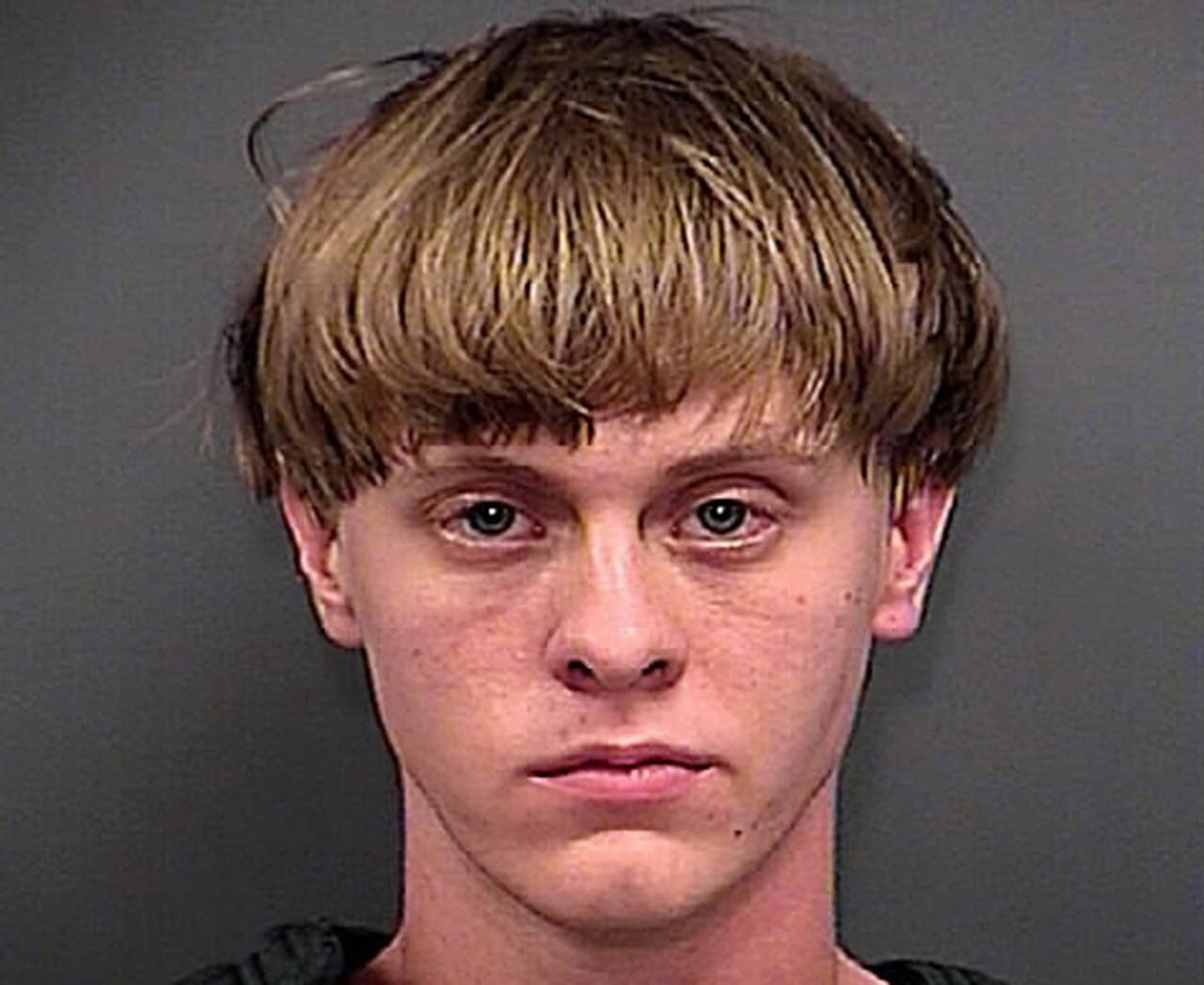 Dylann Roof opta por defenderse a sí mismo y podrá hacer preguntas a los familiares de sus víctimas 