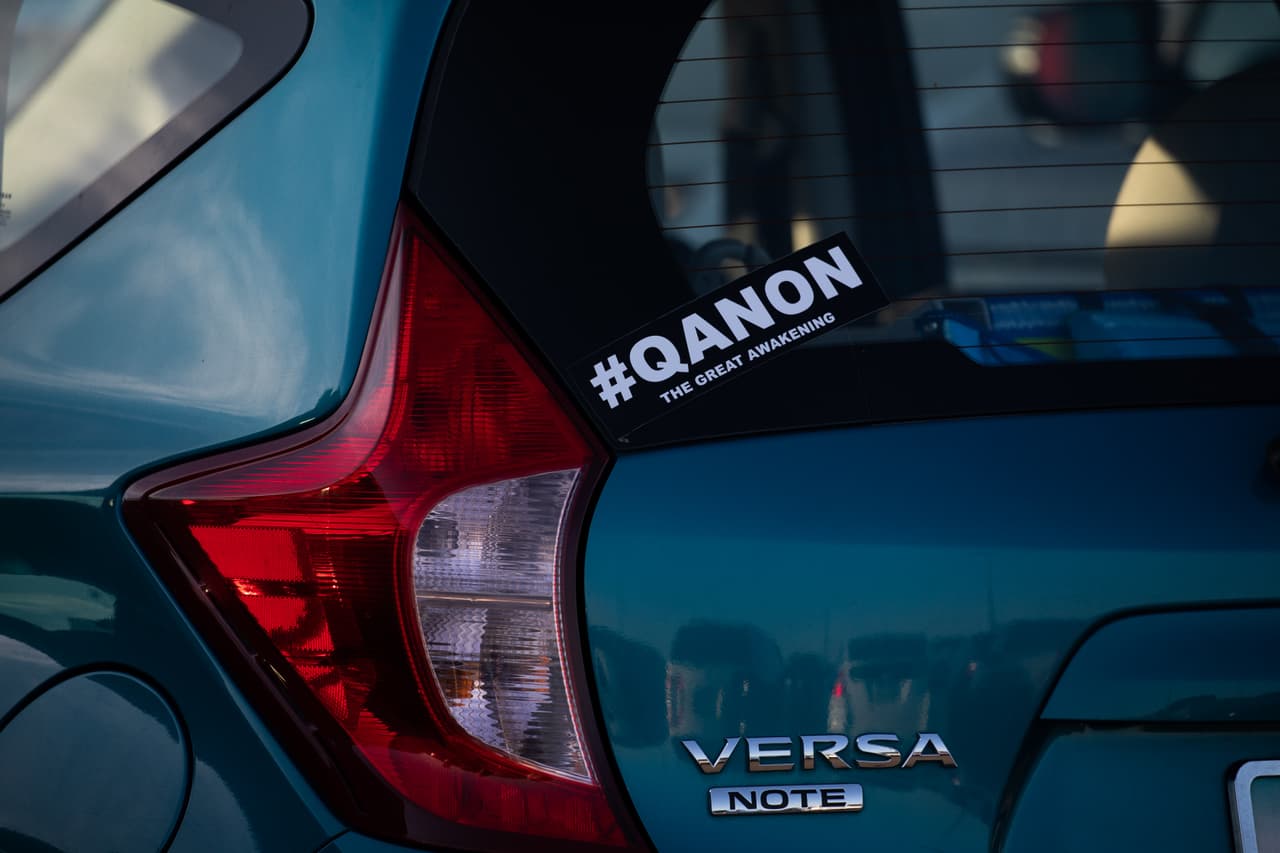 Una calcomanía en un automóvil hace referencia a la teoría de la conspiración Q-Anon, identificada por el FBI como una amenaza terrorista.