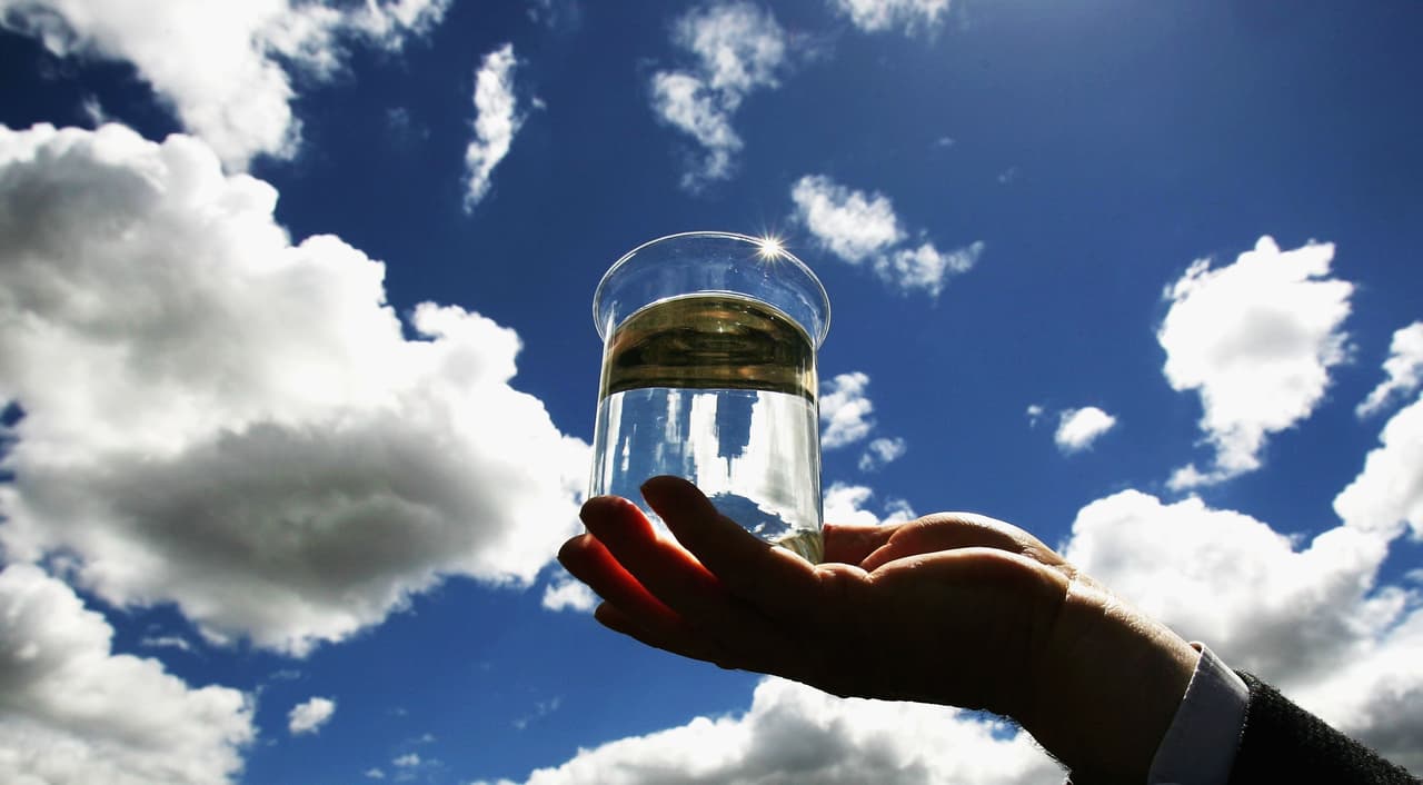 $ 800 millones para dar mantenimiento, renovar y ampliar los sistemas de agua potable a más de un centenar de comunidades que tienen redes antiguas y que no han podido reparar.
