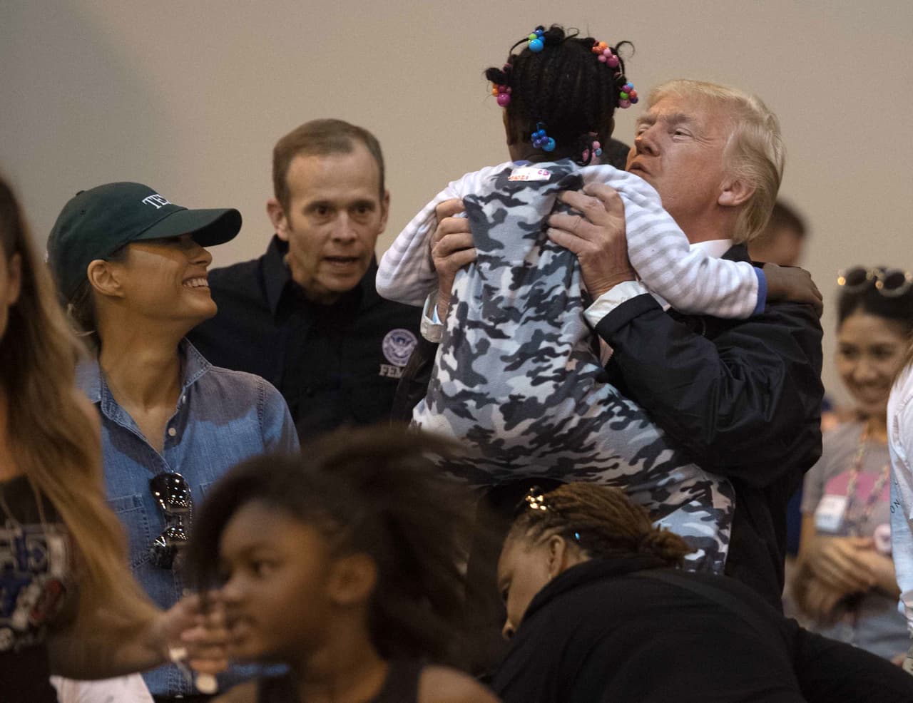 El presidente se mostró especialmente cariñoso con esta pequeña. El martes pasado, Twitter compartió de manera viral varias fotos de otros presidentes abrazando a las víctimas de tragedias como Sandy o Katrina para criticar la actitud que mantuvo Trump con los afectados de Texas en su primera visita. 
<br>