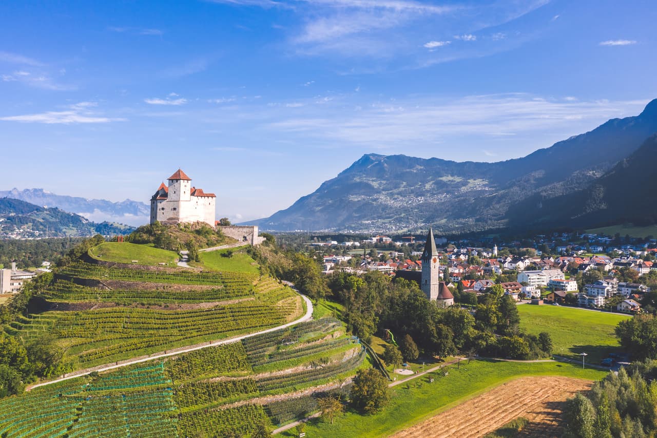 <h3 class="cms-H3-H3">4. Liechtenstein</h3>
<br>
<br>➡️ 
<b>Porcentaje de población nacida en otro país:</b> 67.85%
<br>
<br>➡️ 
<b>Total de población inmigrante: </b>25,877
<br>
<br>➡️ 
<b>Población:</b> 38,137
<br>
