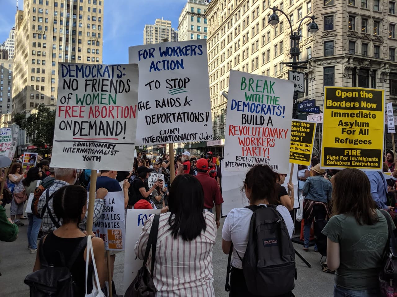 Los manifestantes también pedían que se detuvieran las deportaciones masivas de ICE, y que se cerraran los centros de detención.