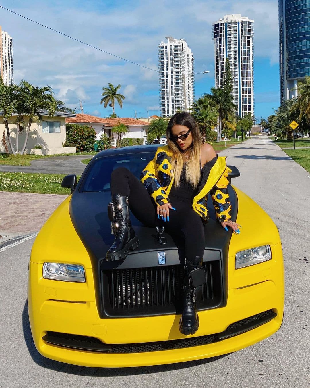 En otro de los cumpleaños de Karol, Anuel obsequió a su ‘amorcito’ otro lujoso auto, un Rolls Royce Wrait Edición Limitada en color amarillo, con un valor de más de 100 mil dólares.