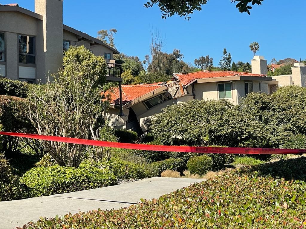 Esa cinta roja impide el paso a las viviendas que poco a poco desaparecen en 
<b>Peartree Lane</b>, en la ciudad de 
<b>Rolling Hills Estate</b>, en el cotizado sector de Palos Verdes, en el condado de Los Ángeles.