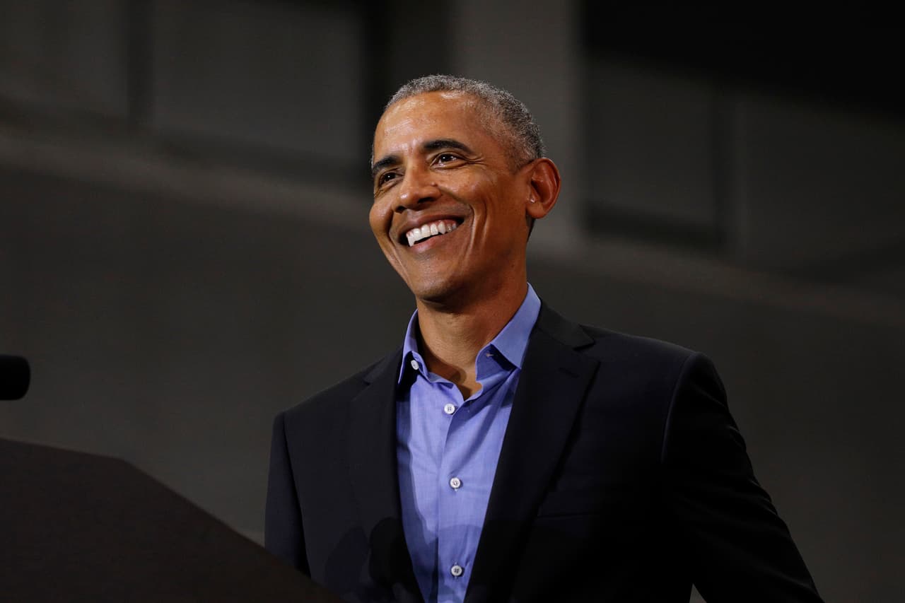 <b>Puesto 19: <a href="https://www.univision.com/temas/barack-obama">Barack Obama</a>, expresidente de Estados Unidos</b>. 
<br>
<br>
<b>221 millones de seguidores en redes sociales.</b>
<br>
<br>Obama es la persona con más seguidores en la red social Twitter y es el político con más seguidores, sumando todas sus redes sociales. Es el segundo con mayor edad de esta lista, cumple 60 años en agosto de 2021.
<br>
<br>
<a href="https://twitter.com/BarackObama"><u>Twitter</u></a>: 129.6 millones de seguidores.
<br>
<br>
<a href="https://www.instagram.com/barackobama/"><u>Instagram</u></a>: 34.9 millones de seguidores.
<br>
<br>
<a href="https://www.facebook.com/barackobama"><u>Facebook</u></a>: 56 millones.
<br>
<br>
<a href="https://www.youtube.com/user/BarackObamadotcom"><u>Youtube</u></a>: 576,000.
<br>
<br>El expresidente
<a href="https://www.univision.com/temas/donald-trump"> <u>Donald Trump</u></a> llegó a tener más de 140 millones de seguidores sumando las diferentes redes sociales. Fue fue vetado de las más importantes plataformas después de los sucesos del 6 de enero de 2021, cuando sus seguidores asaltaron el Congreso para evitar la confirmación del triunfo de 
<a href="https://www.univision.com/temas/joe-biden"><u>Joe Biden</u></a>.
<br>
<br>
<a href="https://www.univision.com/noticias/politica/en-fotos-partidarios-de-trump-entran-a-la-fuerza-al-capitolio-de-estados-unidos-protesta-donald-trump-joe-biden-elecciones-2021-fotos?utm_campaign=Univision%20Noticias&utm_medium=social&utm_source=facebook&fbclid=IwAR3pvyQJws7bUoRLnfLROfjKB1-4SjK7yTuIfuFzqdlQKZmi8gl5v9ud4Lg"><u>Vea aquí las fotografías del asalto al Capitolio en medio de la sesión para confirmar triunfo de Biden</u></a>
<br>