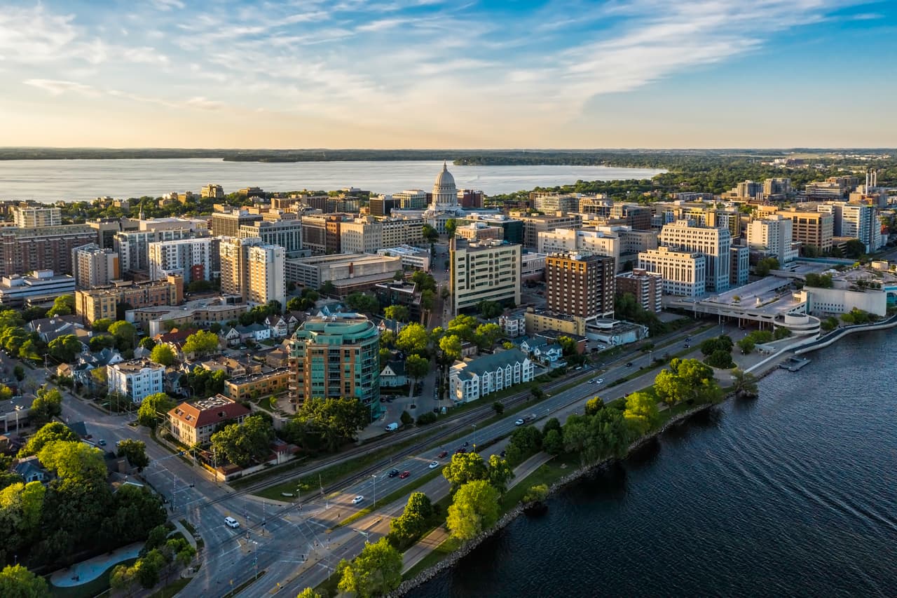 <h3 class="cms-H3-H3">15. Wisconsin</h3>
<br>
<br>💊 
<b>Esperanza de vida (2020): </b>77.7 años (empate).
<br>
<br>💊
<b> Modificación con respecto a 2019: </b>-1.6%
<br>
<br>💊 
<b>Porcentaje de personas sin seguro médico: </b>5.5%
<br>
<br>💊 
<b>Población:</b> 5,806,975
<br>