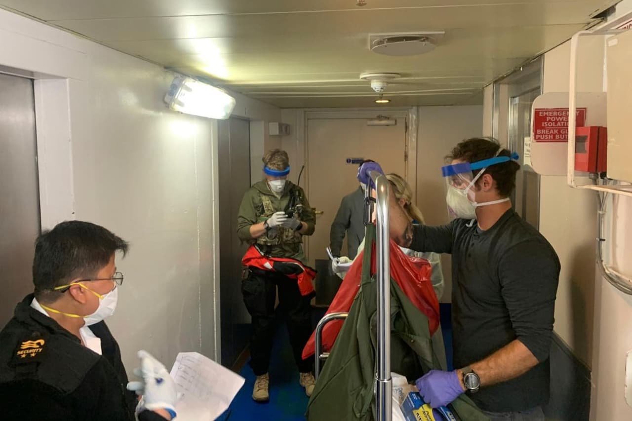 Tras la confirmación de 21 contagios, el vicepresidente explicó que las autoridades federales de salud trabajarán en coordinación con el gobierno de Gavin Newsom para determinar cuál es la mejor ubicación para embarcar el crucero con el objetivo de salvaguardar la seguridad de los pasajeros, la tripulación y la comunidad. Lo más probable es que se traté de "un puerto no comercial", explicó Pence.