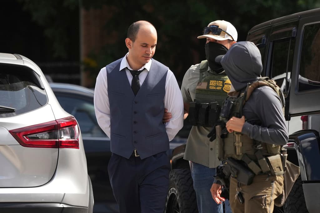 Ya había contactado a su familia y confesó: 
<b><a href="https://www.univision.com/local/san-antonio-kwex/inmigrantes-arrestados-ice-corte-migracion-san-antonio-texas" target="_blank">"Tengo miedo</a> (de) regresar a Cuba".</b>