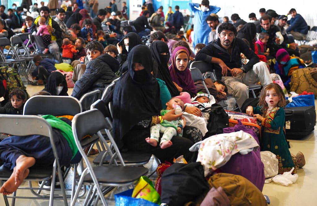 La administración de Biden busca aumentar el límite de admisiones de refugiados a 125,000 a partir de octubre