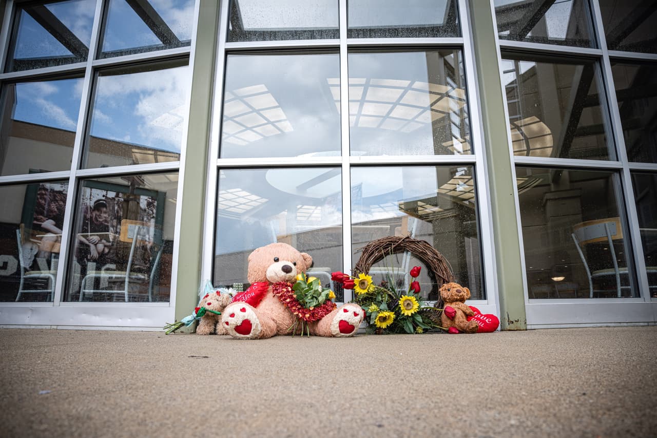 <h2 class="cms-H2-H2">11. Tiroteo en el centro comercial Greenwood Park Mall (Greenwood, Indiana)</h2>
<br>
<br>➡️ 
<b>Fecha:</b> 17 de julio de 2022.
<br>
<br>➡️ 
<b>Número de víctimas mortales: </b>Tres.
<br>
<br>➡️ 
<b>¿Qué fue lo que ocurrió? </b>Jonathan Sapirman, de 20 años, abrió fuego indiscriminado 
<a href="https://www.univision.com/noticias/tiroteos/tiroteo-centro-comercial-indiana">en la sección de comida del centro comercial</a>, antes de ser abatido por un civil armado de 22 años. Mató a tres personas e hirió a otras dos.
<br>
<br>➡️ 
<b>¿Quiénes eran las víctimas?</b> Pedro Rivera, de 56 años, su esposa Rosa Rivera de Pineda, de 37, y Víctor Gómez, de 30 años.
<br>