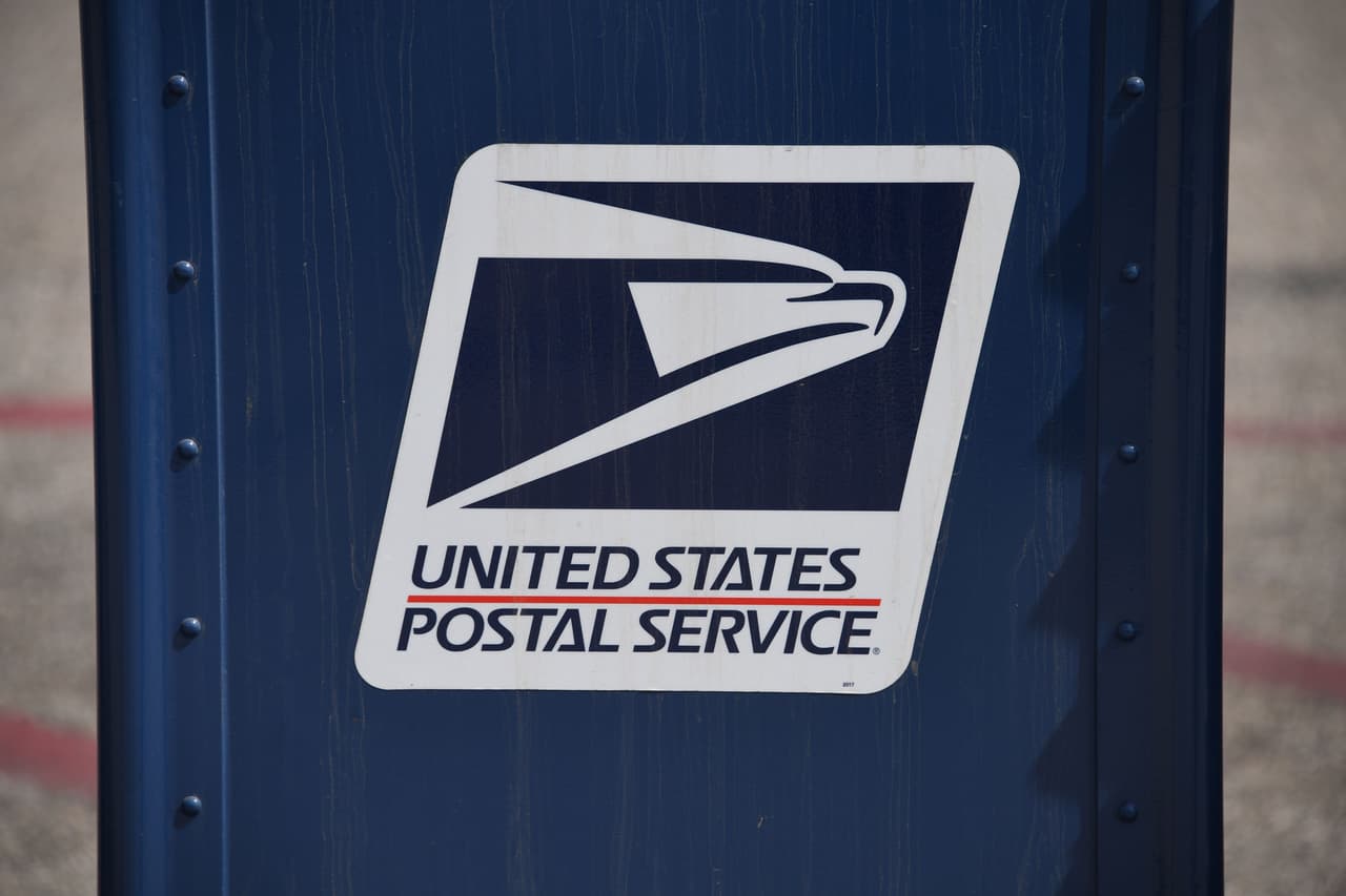 El secretario de Estado, Alex Padilla, ha animado a las personas a votar por correo y a registrarse en 
<a href="http://wheresmyballot.sos.ca.gov/">wheresmyballot.sos.ca.gov</a> para rastrear su boleta y obtener la confirmación de cuándo se recibió y se contó. “¿Qué tipo de presidente abusaría de su poder para sabotear el Servicio Postal?”, dijo Padilla en un tuit. “Para intentar socavar la elección. Trump no se detendrá ante nada, pero no nos detendremos ante nada para proteger su voto”, añadió.
<br>