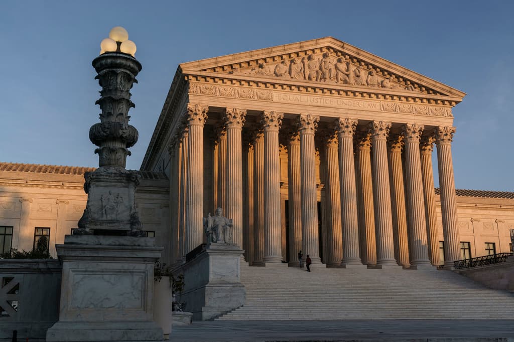 Corte Suprema mantiene en pausa el multimillonario plan de reducción de deuda estudiantil de Biden
