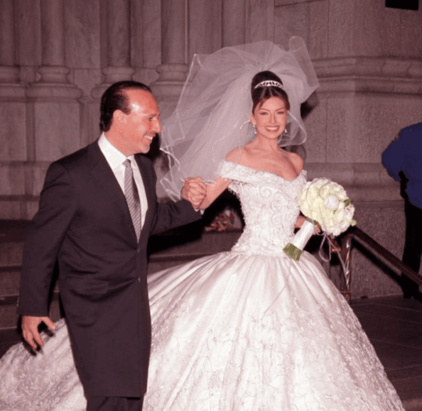 En diciembre del año 2000, Thalía y Tommy contrajeron nupcias. Sin embargo, eso no detuvo las críticas que pusieron en tela de juicio la veracidad de su amor.